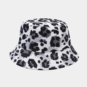 Dettaglio di un cappello da pescatore leopardato con cuciture rinforzate sulla tesa