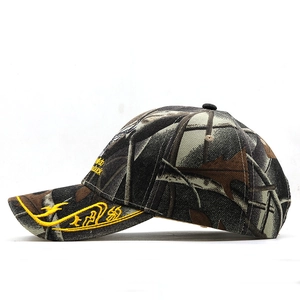 Détail d'une casquette camouflage avec broderie Hunter jaune et texture en sergé de coton