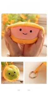 Gros plan du pendentif peluche tarte aux œufs avec visages et porte-clés en métal