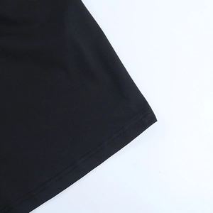 Détail du double ourlet piqué sur une robe moulante noire en tissu synthétique