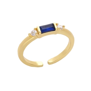 Minimalistische goudkleurige ring met rechthoekige blauwe steen en zirkonia