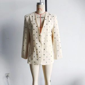 Damen Blazer in Creme mit V-Ausschnitt, silbernen Nieten und modernem, klarem Schnitt