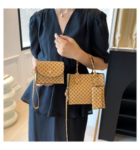 Ensemble détaillé de trois sacs à main marron à motifs géométriques et boucles dorées