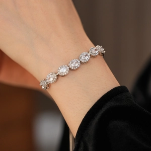 Détail macro d'un bracelet vintage en argent avec zircons ovales en vue diagonale