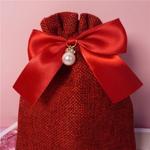Sacchetto regalo bordeaux in lino con fiocco in raso e perla per confezioni festive