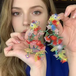Détail du collier à fleurs en perles colorées montrant le savoir-faire et le design unique