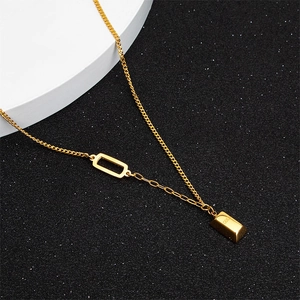 Gold-plated titanium steel necklace with rectangular link and gold bar engraved pendant