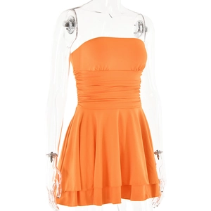 Détail de la robe bustier orange avec ourlet plissé et texture en tissu élastique froncé