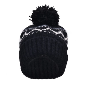 Gros plan du bonnet noir en maille avec motifs géométriques blancs et un grand pompon doux