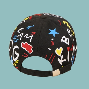Vue détaillée de l'arrière de la casquette de baseball noire à graffitis avec boucle en métal