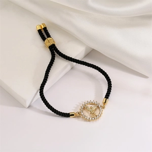 Détail du bracelet réglable Arbre de Vie avec pendentif ange doré et pierres de zircon blanc