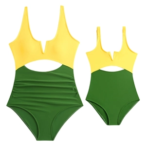 Détail d'un maillot de bain bicolore jaune et vert avec découpe et plis à la taille