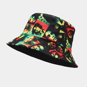 Dettaglio del motivo graffiti Bob Marley e stampa a foglia sul cappello a secchiello