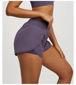 Détail latéral du short de sport 2-en-1 violet avec couche intérieure et poche séchage rapide