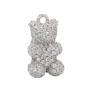 Dettaglio del ciondolo a forma di orsetto in argento con zirconi micro-pave brillanti