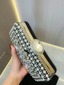 Luxe zwarte avondtas met strass-steentjes, kristallen sluiting en gouden details