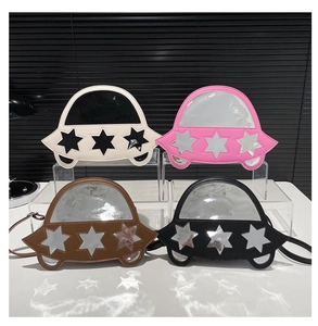 Détail des sacs bandoulière en forme de voiture avec étoiles et fenêtres transparentes