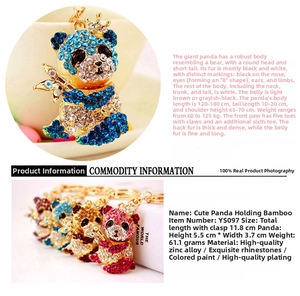 Dettaglio di un portachiavi panda creativo con strass luccicanti e bambù dorato