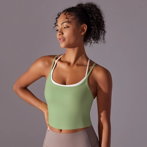 Détail d'un soutien-gorge de yoga vert clair à fines bretelles et tissu sans couture