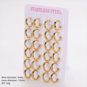 Set aus 12 Paar goldenen Edelstahl-Creolen 4 mm dick auf weißer Displaykarte