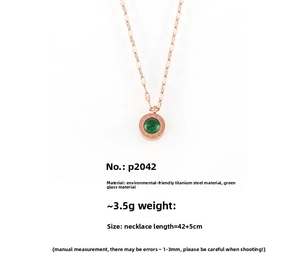 Macro de collier en titane or rose avec pierre en verre vert et détails de chiffres romains