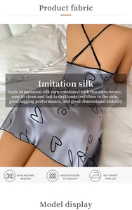 Détail d'une nuisette grise en imitation soie avec imprimé cœurs et fines bretelles