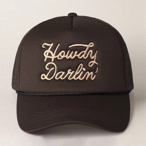 Dettaglio del ricamo Howdy Darlin' su un cappellino trucker marrone scuro con rete retro