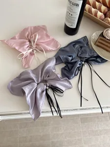 Gros plan sur trois chouchous nacrés avec rubans et strass en perles élégants