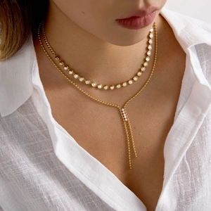 Ensemble de colliers superposés plaqués or 18 carats avec strass sur un mannequin