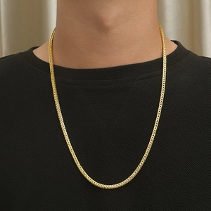 Herren-Halskette aus goldenem Edelstahl mit Weizenkettenmuster auf schwarzem Pullover