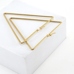 Boucles d'oreilles triangulaires en acier inoxydable doré 18K sur support blanc élégant
