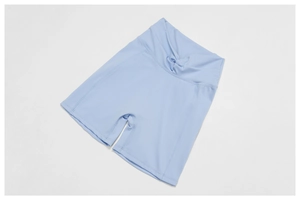 Dettaglio degli shorts da yoga azzurri a vita alta con un elegante nodo intrecciato
