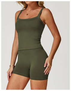 Détail de l'ourlet côtelé élastique olive foncé et de la texture du short de yoga