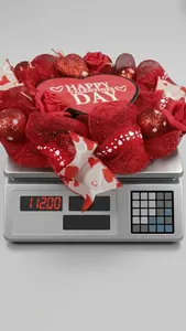Détail d'une couronne de la Saint-Valentin rouge montrant le poids réel sur une balance