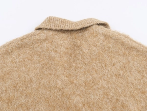 Dettaglio del colletto a polo color avena con morbida consistenza in mohair