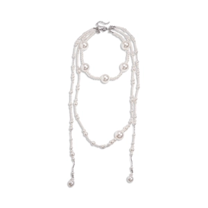 Collier multi-rangs en perles baroques avec pendentif élégant pour femme sur fond blanc