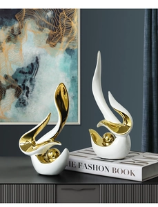 Détail de sculptures abstraites en céramique blanche brillante avec des touches dorées