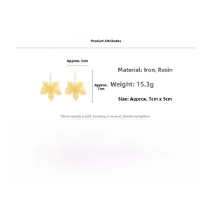 Détail de la boucle d'oreille fleur en résine jaune montrant la taille 7x5cm et le poids