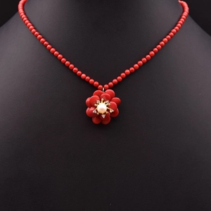 Halskette mit natürlichen Perlen im Ethno-Stil, roten Perlen und Blumenanhänger
