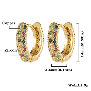 Detalle de pendientes de aro de cobre dorado con circonitas de colores y altura de 14mm