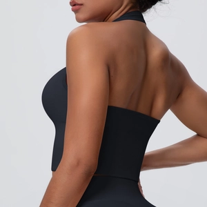 Détail du soutien-gorge de sport dos nu noir avec texture en maille côtelée et coupe ouverte