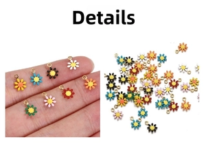 Détails macro de petits pendentifs marguerites en émail coloré de 10mm avec base dorée