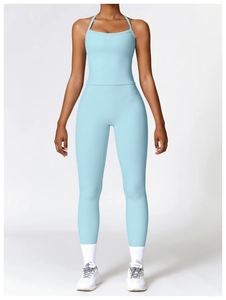 Détail de l'ensemble de yoga bleu clair avec haut à dos nageur et legging à taille haute