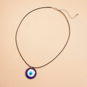 Vue détaillée du pendentif œil de verre avec collier cordon noir réglable de luxe