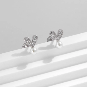 Exquisite 925 sterling silver heart earrings with sparkling crystals and round white pearls