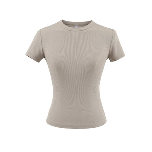 Gros plan sur la texture côtelée et le col rond de ce t-shirt slim couleur terre cuite