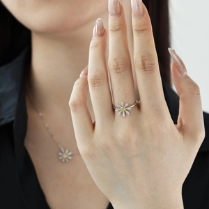 S925 sterling silver daisy flower ring with yellow gemstone and white diamonds