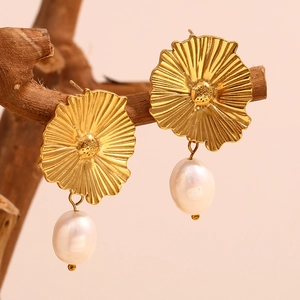 Orecchini vintage a fiore placcati oro 18 carati con eleganti perle bianche