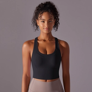 Vue de face d'un soutien-gorge de sport noir dos nageur et d'un pantalon de yoga taille haute