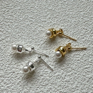 Minimalist 925 sterling silver pearl stud earrings in gold and silver finish options